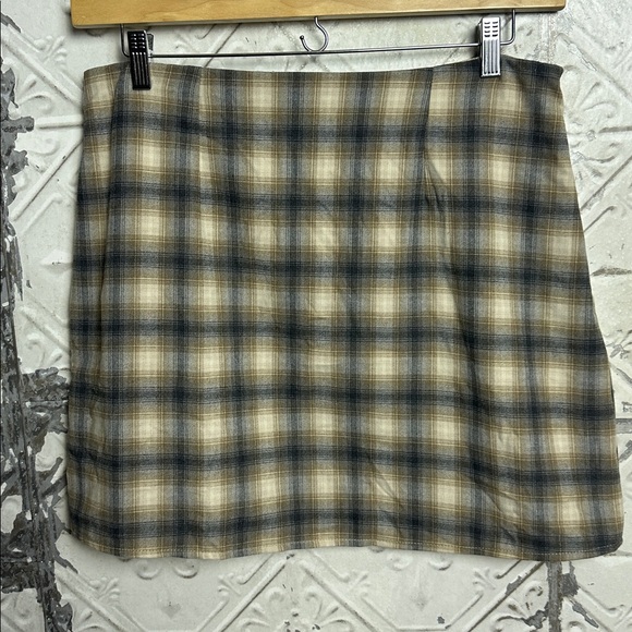 Old Navy Plaid Mini Skirt - Beige and Black - Picture 5 of 6